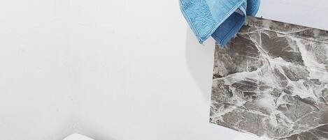 Pyyhkeet, saippua, vessapaperi