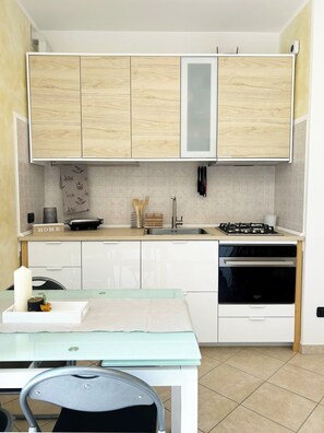 Frigorífic, forn, placa de cuina i rentaplats 