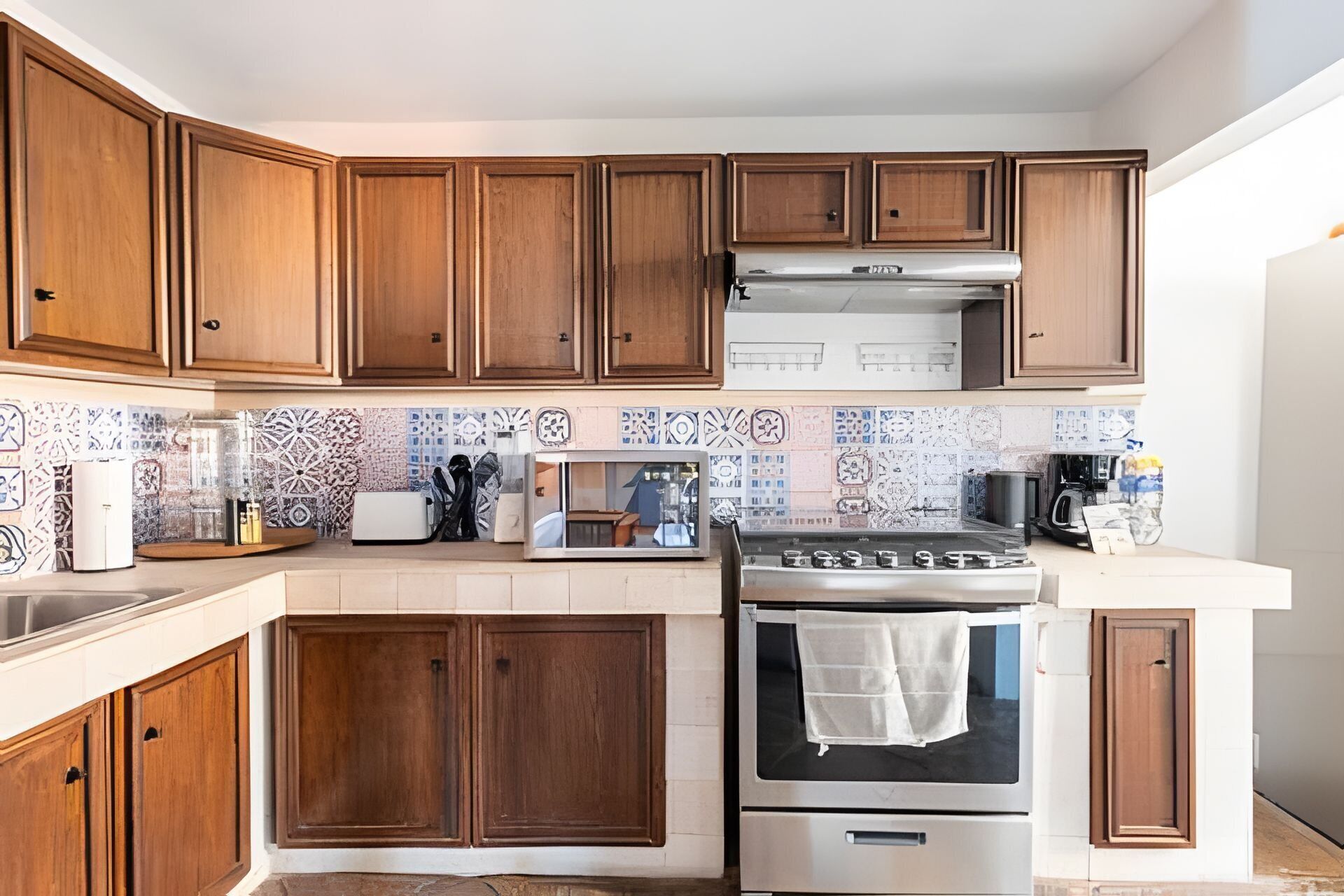 Fridge, microwave, oven, coffee/tea maker