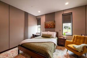 1 bedroom, iron/ironing board, WiFi, bed sheets - Modern Muse Loft 1BR w/parking (Vestal)