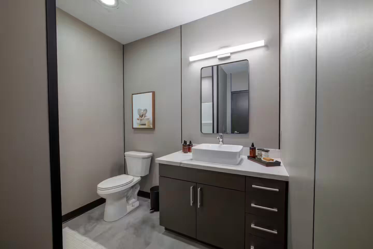 Sèche-cheveux, serviettes fournies, savon, shampoing