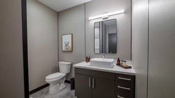 SĂšche-cheveux, serviettes fournies, savon, shampoing