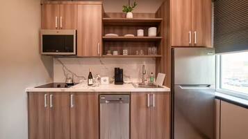 Réfrigérateur, micro-ondes, plaque de cuisson, lave-vaisselle