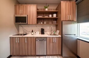 Kühlschrank, Mikrowelle, Herdplatte, Geschirrspüler