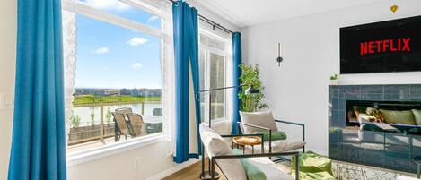 智能电视、电子游戏、书、办公室