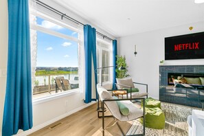 TV connectée, jeux vidéo, livres, espaces bureaux