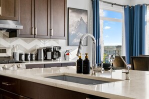 Fridge, microwave, oven, stovetop - Luxury Retreat • Hot Tub • Pool Table • 3 King Bed (Calgary)