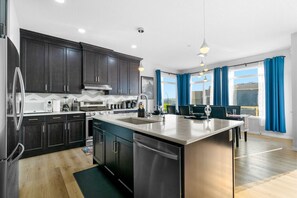 冰箱、微波炉、烤箱、炉灶