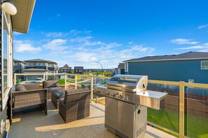 Property grounds - Luxury Retreat • Hot Tub • Pool Table • 3 King Bed (Calgary)