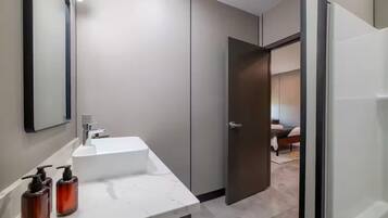 SĂšche-cheveux, serviettes fournies, savon, shampoing