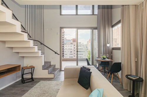 Duplex com piscina e academia 