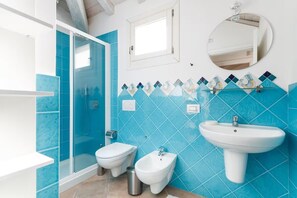Shower, hair dryer, bidet, towels - Villa Calicanto East, house with pool 5 minutes from the beach (Torre Delle Stelle (Maracalagonis))