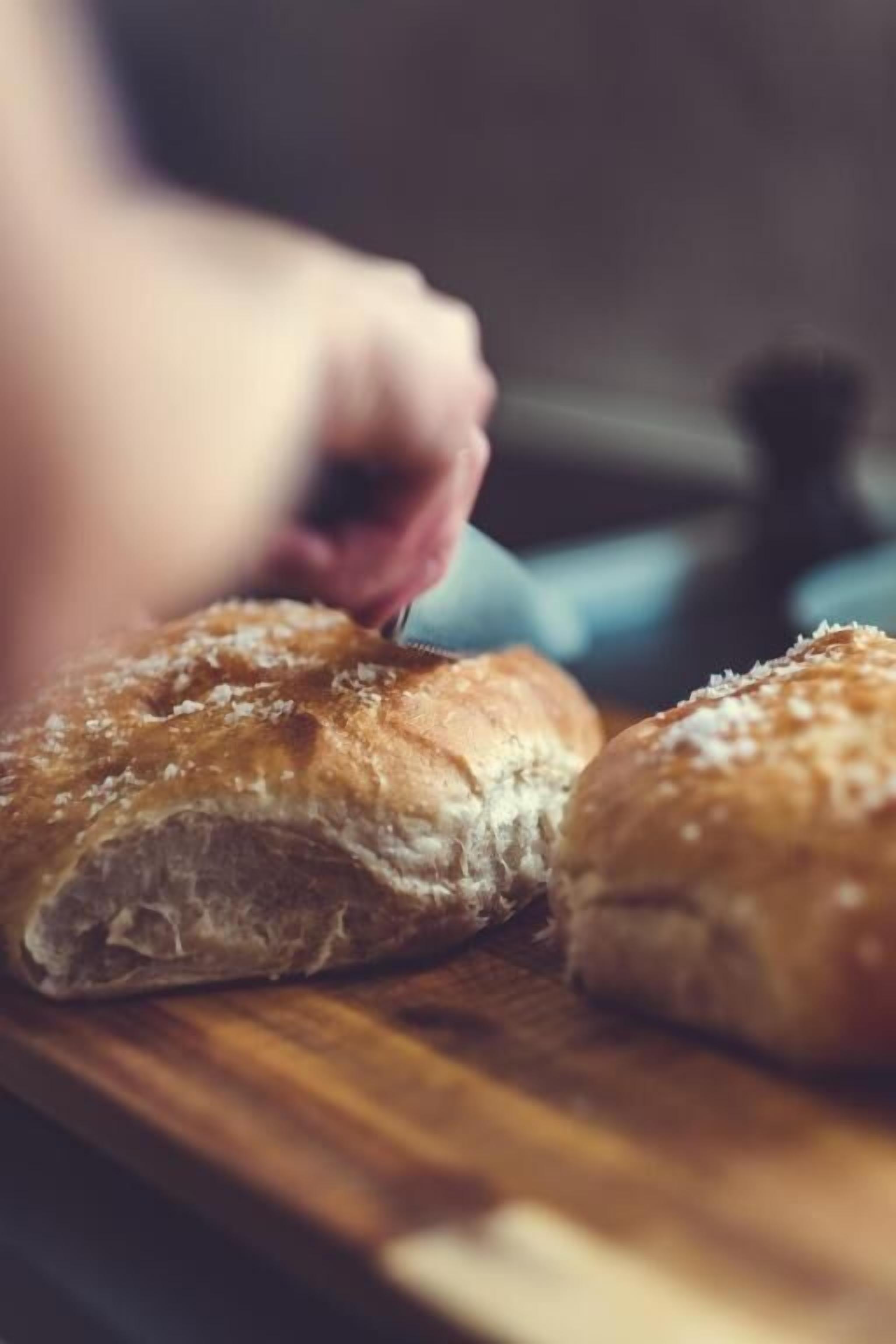 Una tabla de madera con dos hogazas de pan.