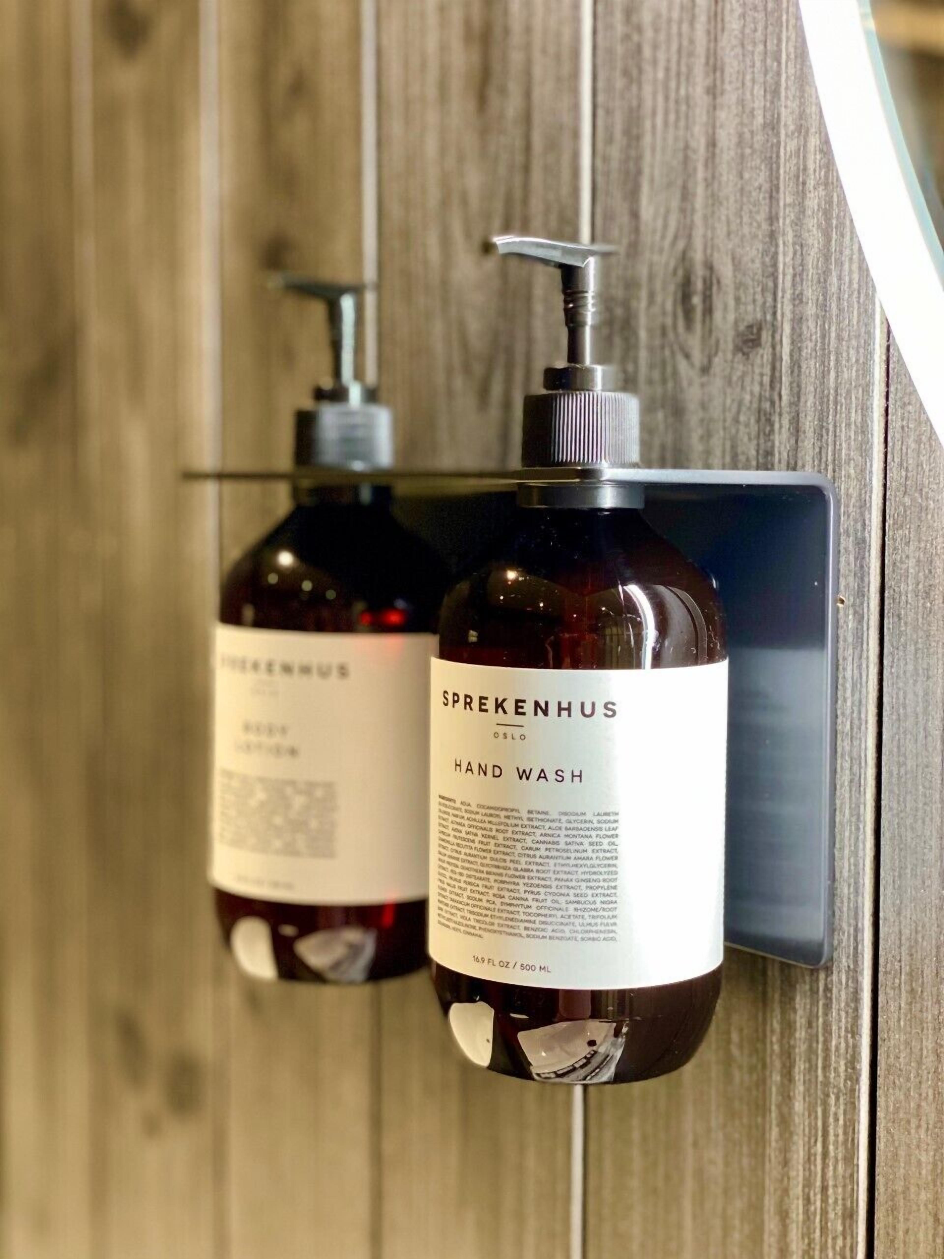 Dos botellas de jabón líquido para manos fijadas a la pared.