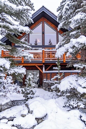 Exclusive Luxury Inn with Gourmet Dining, Hot Tub & Mountain Views in Canmore