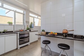 Apartment | Private kitchen | Cookware/dishes/utensils, dining tables - 3 Quartos com vaga no Prado (Belo Horizonte)