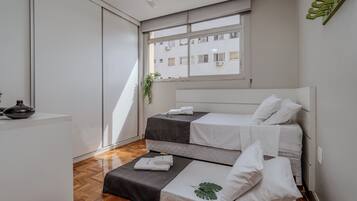 Espacio para trabajar con laptop y cortinas blackout