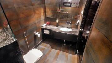 Suite Mewah, balkon, pemandangan kota | Kamar mandi | Bathtub, perlengkapan mandi gratis, pengering rambut, dan sandal