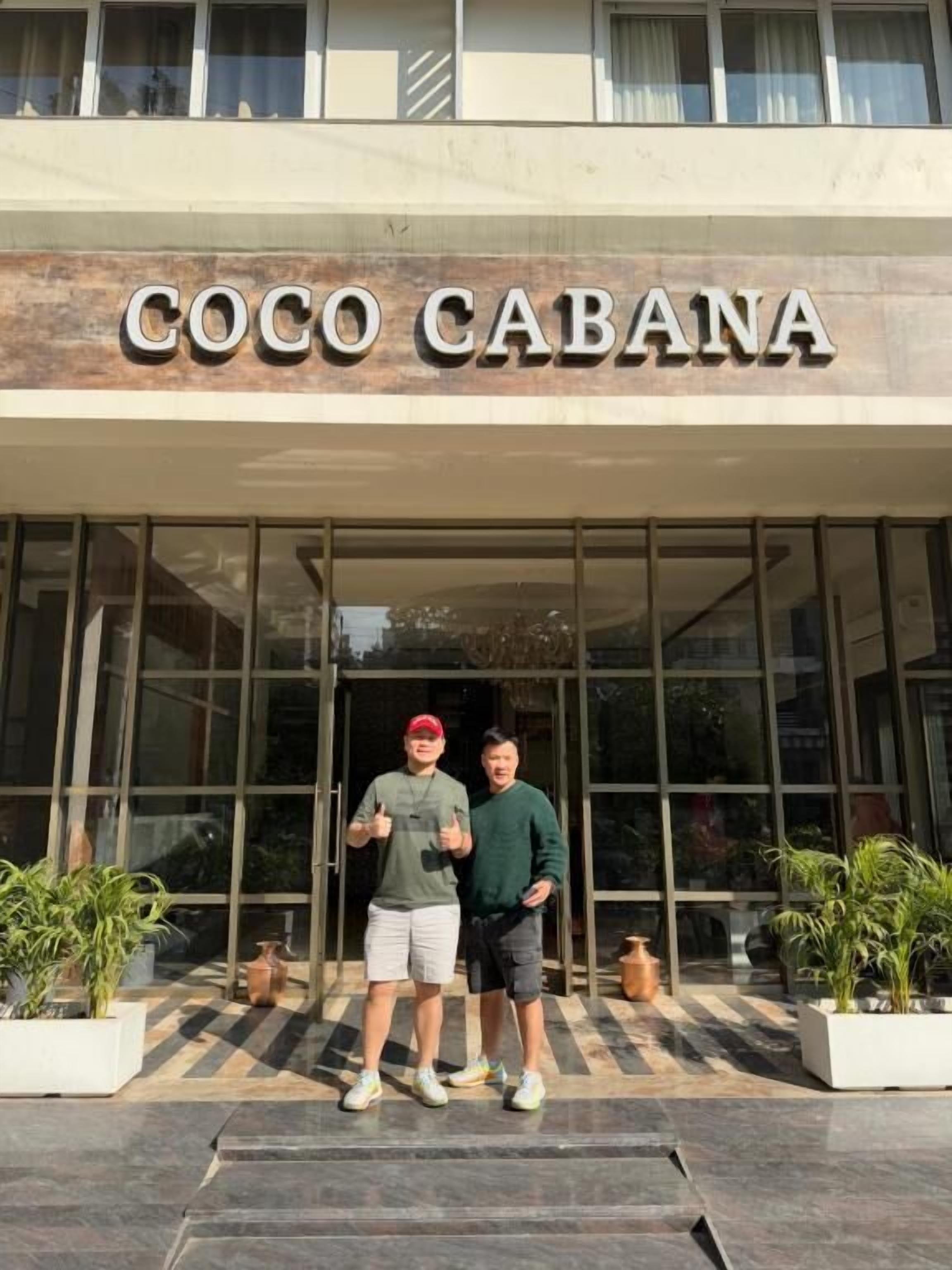 Ingången till hotellet Coco Cabana, med två personer som står framför.