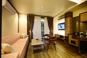 ห้องลักซ์ชัวรี่สวีท, ระเบียง, วิวเมือง | ตู้นิรภัยในห้องพัก, โต๊ะทำงาน, พื้นที่ทำงานแบบใช้แล็ปท็อป, ผ้าม่านกันแสง