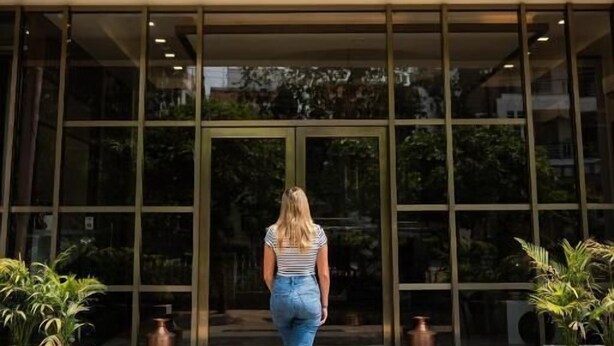 La entrada a Coco Cabana con una mujer caminando hacia ella.
