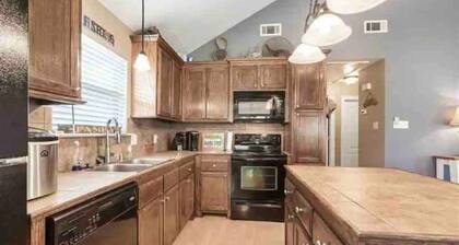 Charming 2-bedroom waterfront home on Diversion Canal