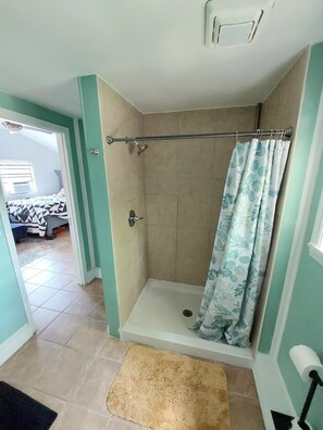 Douche, séchoir à cheveux, serviettes fournies, savon