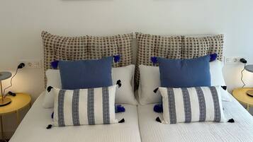 3 bedrooms, desk, iron/ironing board, travel crib