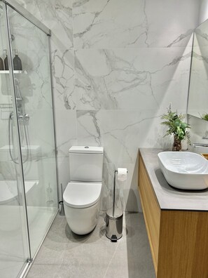 Shower, eco-friendly toiletries, hair dryer, towels - Plaza Tomás (Pamplona)