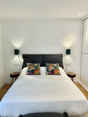 3 bedrooms, desk, iron/ironing board, travel crib