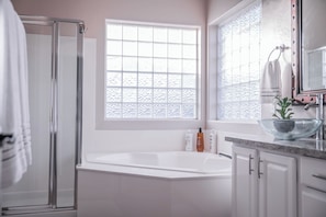 Shower, hair dryer, towels, soap - Spacious N. Scottsdale 6 Bdrm Sanctuary w/Pool & Hot tub! (Scottsdale)