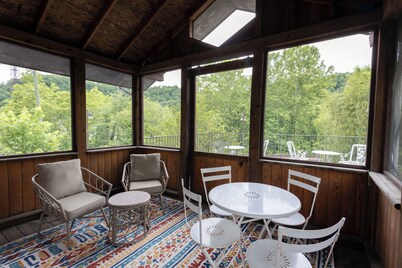 New River Railhouse: Historic 3 bed on the New River Gorge - New for July 2025