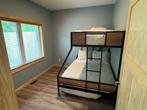 3 slaapkamers, een strijkplank/strijkijzer, gratis wifi, beddengoed