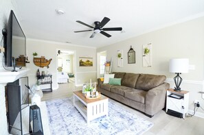 Smart TV, fireplace, books, stereo