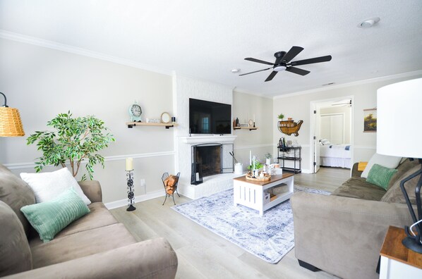 Smart TV, fireplace, books, stereo