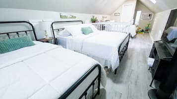 4 habitaciones, escritorio y tabla de planchar con plancha