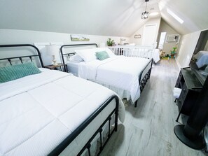 4 habitaciones, escritorio y tabla de planchar con plancha