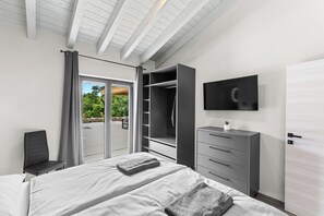 7 bedrooms, iron/ironing board, WiFi, bed sheets