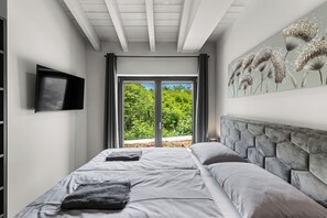 7 bedrooms, iron/ironing board, WiFi, bed sheets