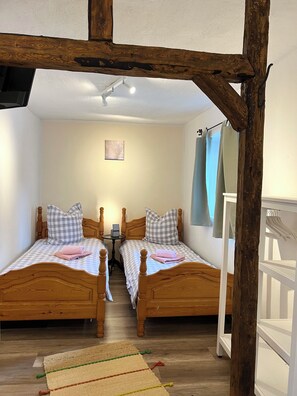 2 bedrooms, iron/ironing board, free WiFi, bed sheets