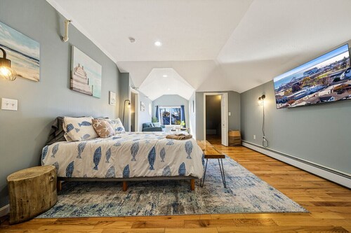 Downtown Penthouse with Ocean Views & Rooftop Deck