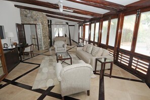 Luxury Villa, 4 Bedrooms, Beach View - Beach House (St. George's)