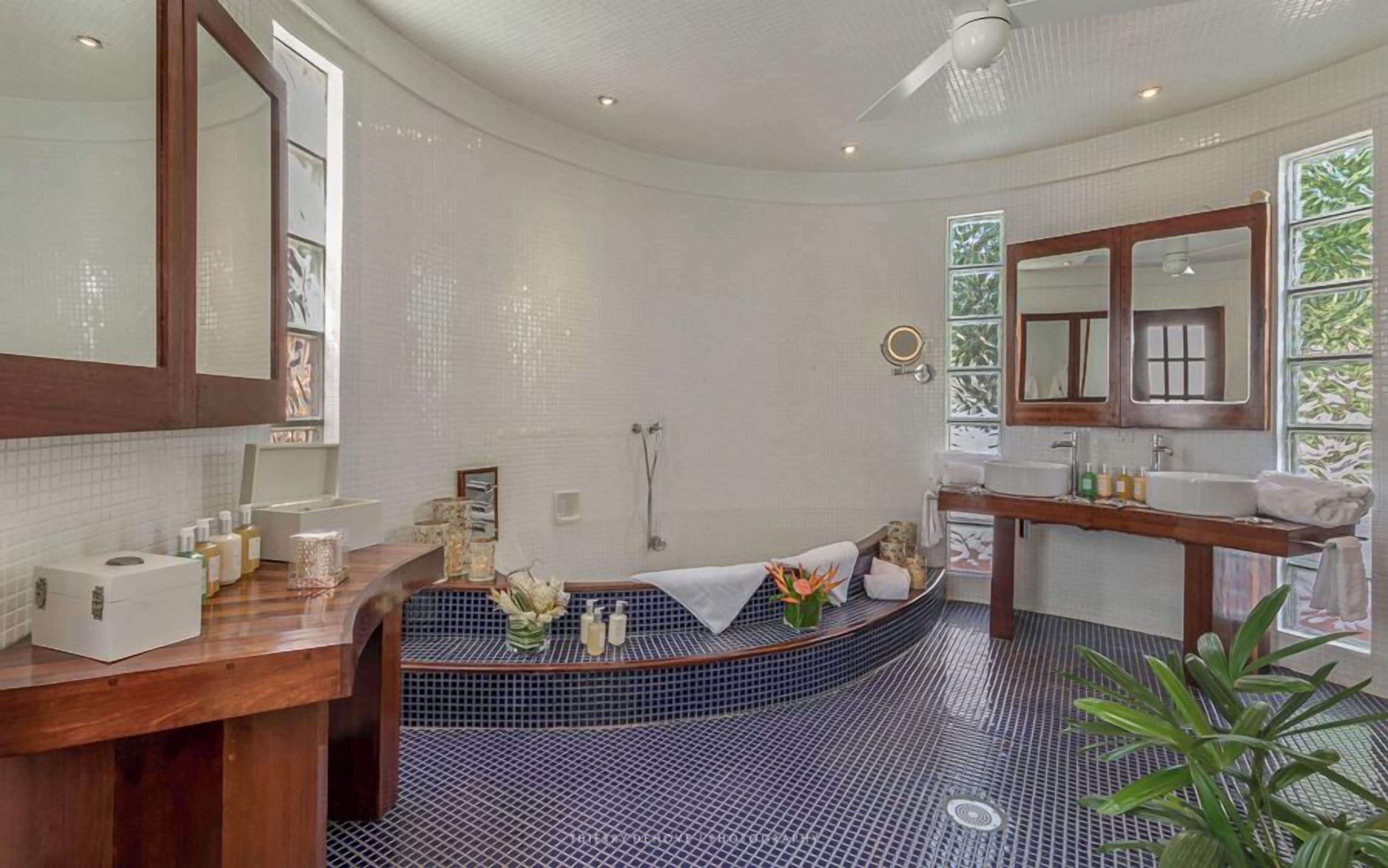 Luxury-Villa, 4 Schlafzimmer, Strandblick | Badezimmer | Badewanne und Dusche (separat), kostenlose Toilettenartikel