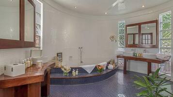 Luxury-Villa, 4 Schlafzimmer, Strandblick | Badezimmer | Badewanne und Dusche (separat), kostenlose Toilettenartikel