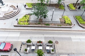 Outdoor dining - Downtown Panoramic Penthouse walking distance to OTR (Cincinnati)