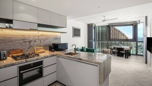 Coffee/tea maker, fridge, microwave, oven - Queen's Wharf Brisbane The Star Luxurious 1 Bed (Brisbane City)
