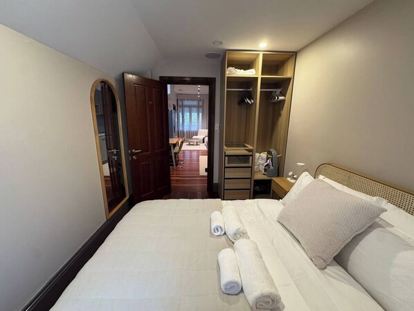 2 bedrooms, iron/ironing board, WiFi, bed sheets - Chez Mimi, Elegant City Escape, Chez Mimi, Elegant City Escape (Pyrmont)