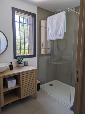 Shower, hair dryer, towels, toilet paper - A haven of peace between sea and pine forest (Ceyreste)