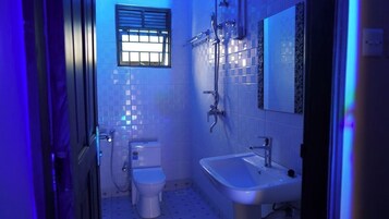Ducha, artículos de tocador gratuitos, batas, pantuflas
