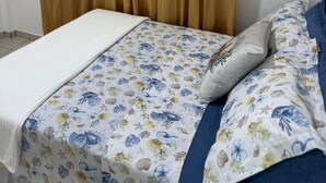 A room with a bed, a white air conditioner, and a curtain. - Private room in Balneário Camboriú (Centro Balneário Camboriú)